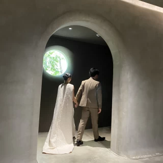 丸の吹き抜けからグリーンの景色と日が差し込み素敵です。
