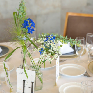 テーブルは円卓。シンプルなお花が映えると思います。