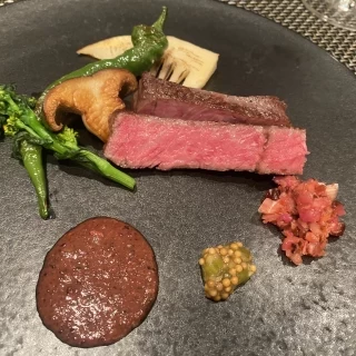 ソースを添えたお肉料理が試食出して出ました