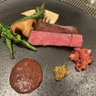 ソースを添えたお肉料理が試食出して出ました