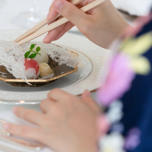 最初の手毬寿司。上の白い部分も食べられます|702123さんのホテルニューオータニ大阪の写真(2132293)