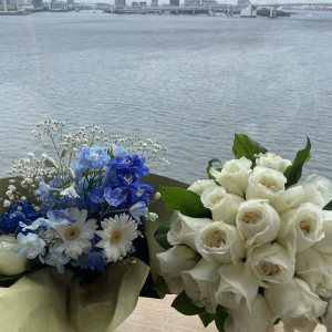 結婚式の翌日にプレゼントして頂いたお部屋でブーケの記念撮影|702298さんのホテル インターコンチネンタル 東京ベイの写真(2138168)