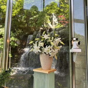 チャペルルミエールから滝がみえる様子|702353さんのホテル椿山荘東京の写真(2133659)