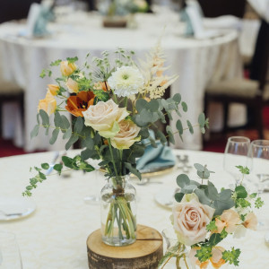 ナチュラルテイストのテーブル装花|702382さんの神戸セントモルガン教会の写真(2133953)