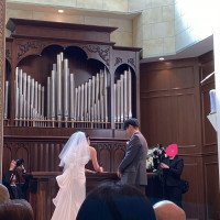 ザ結婚式場という感じで自然光が入ってとても綺麗だっ挙式会場