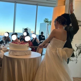 披露宴会場にて、ケーキ入刀の時の写真です。