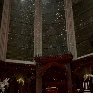 式場での雪の降る演出です