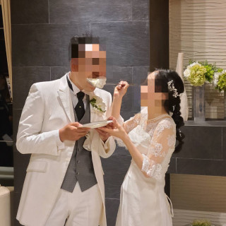 新婦から新郎へのケーキバイトは、特大スプーンで！！