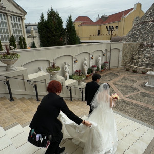 フラワーシャワーで祝福されながら|703109さんのアンジェリカ ノートルダム/FIVESTAR WEDDINGの写真(2141951)