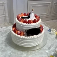 ウェディングケーキです、上の人形は持ち込みました