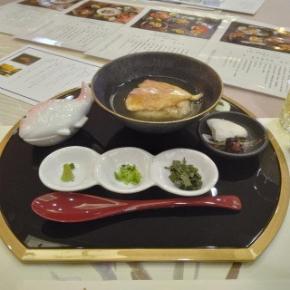 鯛茶漬けのご飯は、乃木神社にお供えされるお米を使用している