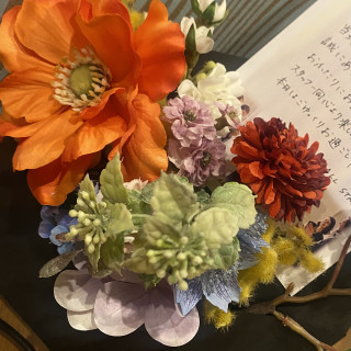 机にお花とメッセージを置いて心遣いが嬉しかったです。