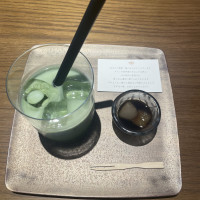 抹茶ドリンクとわらび餅