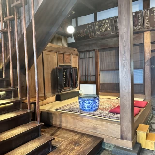 入り口入ってすぐ、クローク前です