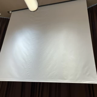 披露宴会場には大きなクリーンが。