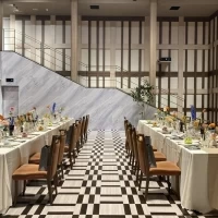 披露宴会場です。テーブルクロスは色を変更可能です。
