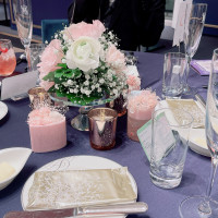披露宴のテーブル上の装花