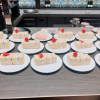 ウエディングケーキがカットされたもの