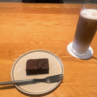 ウェルカムドリンクとケーキを出してくださいました。