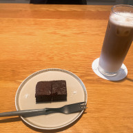 ウェルカムドリンクとケーキを出してくださいました。