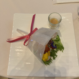 料理の前菜です
見た目もおしゃれですごく美味しかったです