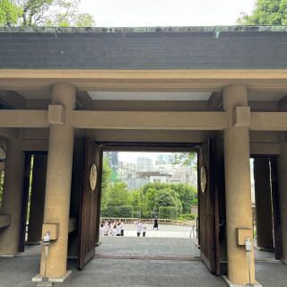 神社の鳥居から外を見た様子