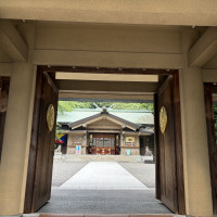 入り口から神社本堂を見た様子