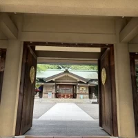 入り口から神社本堂を見た様子