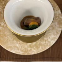 ナスとお肉に味噌のソースとウニを乗せた料理で美味しかったです