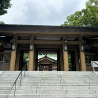 階段下から神社本堂を見た様子