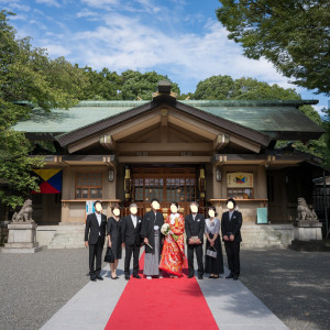 式後は参加者全員で本堂の前で写真をお撮りいただけます|703953さんの東郷神社／原宿 東郷記念館の写真(2289949)