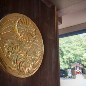 神社の扉の装飾|703953さんの東郷神社／原宿 東郷記念館の写真(2290369)