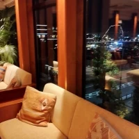 披露宴会場のソファと窓からの景色