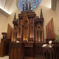 ステンドグラスが特徴的なチャペル