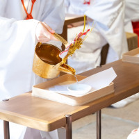 挙式で巫女さんがお神酒を入れてくれました