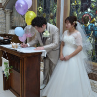 結婚証明書へのサイン