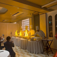 お肉料理の仕上げの演出です