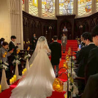 赤いバージンロードが白いドレスと合います