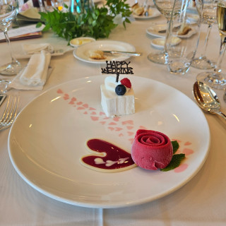 デザートのケーキとソルベ