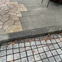 一箇所だけ段差あり（スロープ設置対応可能）