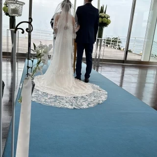 チャペルにて、ドレスのレースがきれい
