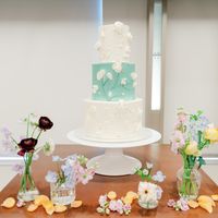 ウェディングケーキと装花