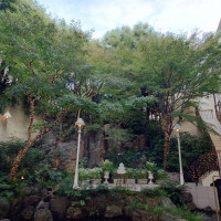小さな滝がある。ビルは見えないよう工夫している