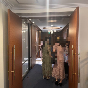 チャペル前廊下|704647さんのアーカンジェル代官山/テイクアンドギヴ・ニーズウェディングの写真(2419342)