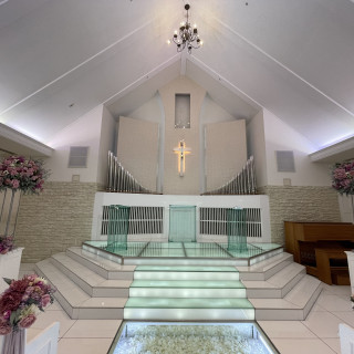 チャペル入って正面。十字架は取り外しも可能。