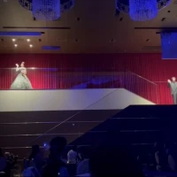 階段からの入場シーン