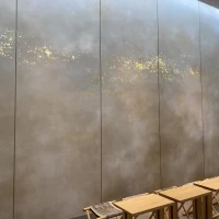 挙式会場には金箔も貼られている