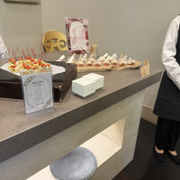 ウェルカムスペースで食事用意してもらったが、置ける場所がない