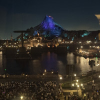 控え室から見える夜のディズニーシー
