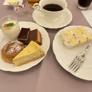 ケーキビュッフェの種類は多め。味は美味しい。